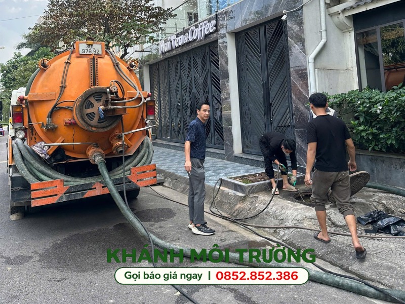 Khánh Môi Trường đang thực hiện hút hầm cầu tại Quận 7 Khánh Môi Trường đang thực hiện hút hầm cầu tại Quận 7