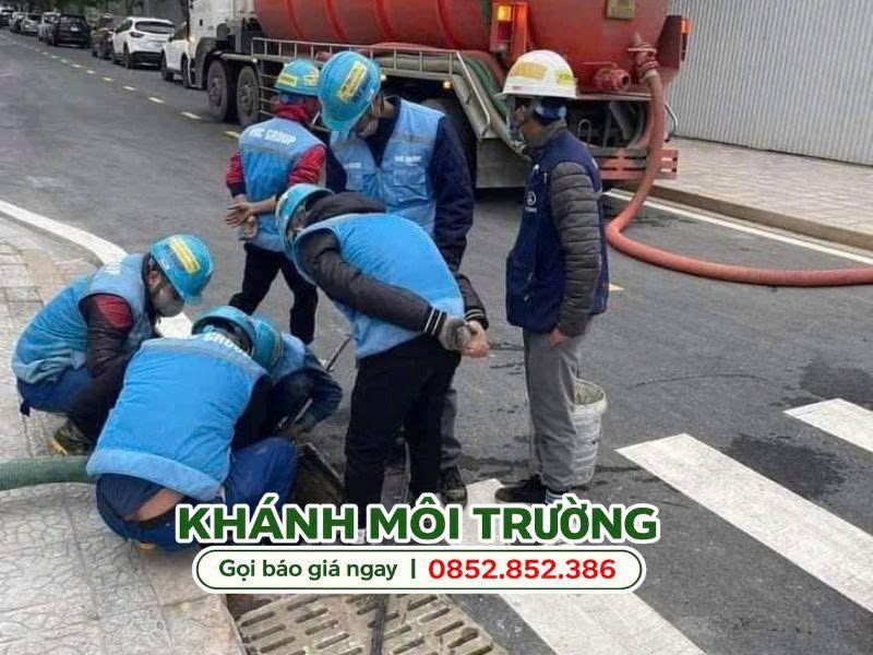Đội thợ Khánh Môi Trường thực hiện thông cống nghẹt tại Quận 4 Đội thợ Khánh Môi Trường thực hiện thông cống nghẹt tại Quận 4
