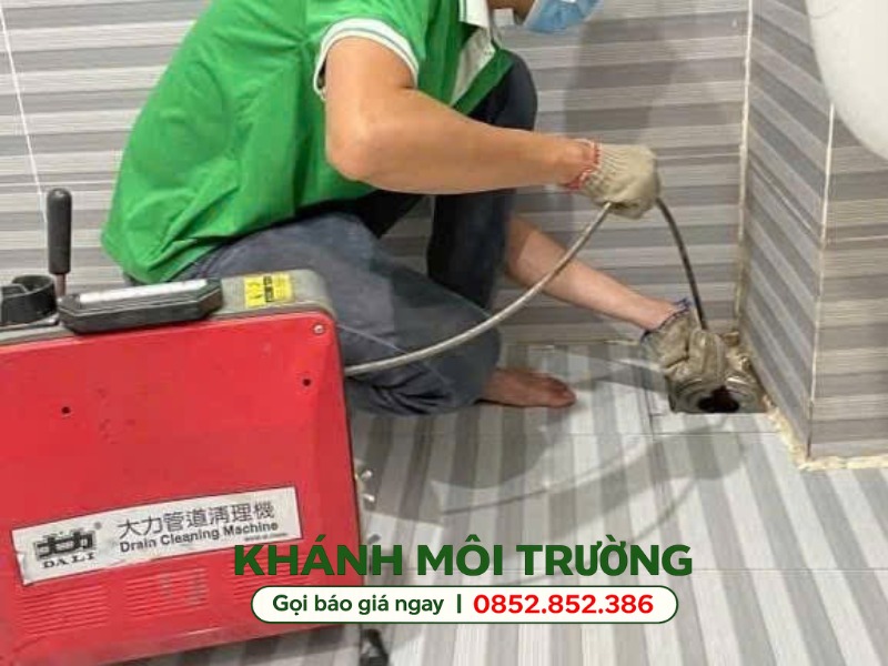 Đôi thợ Khánh Môi Trường tiến hành thông cống bằng máy lò xo điện Đôi thợ Khánh Môi Trường tiến hành thông cống bằng máy lò xo điện