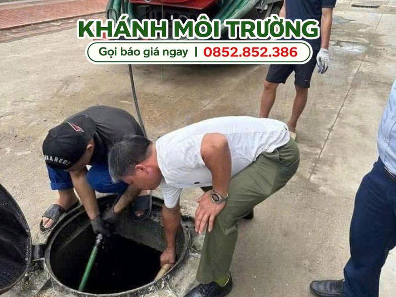 Đội thợ Khánh Môi Trường kiểm tra, khảo sát cống nghẹt tại Quận 4 Đội thợ Khánh Môi Trường kiểm tra, khảo sát cống nghẹt tại Quận 4