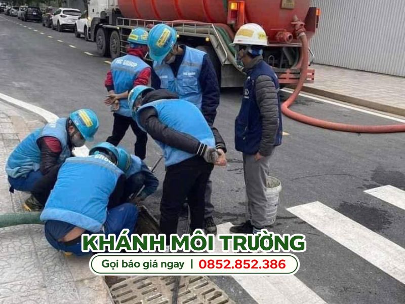 Đội thợ Khánh Môi Trường đang thực hiện thông cống nghẹt tại Quận 6
