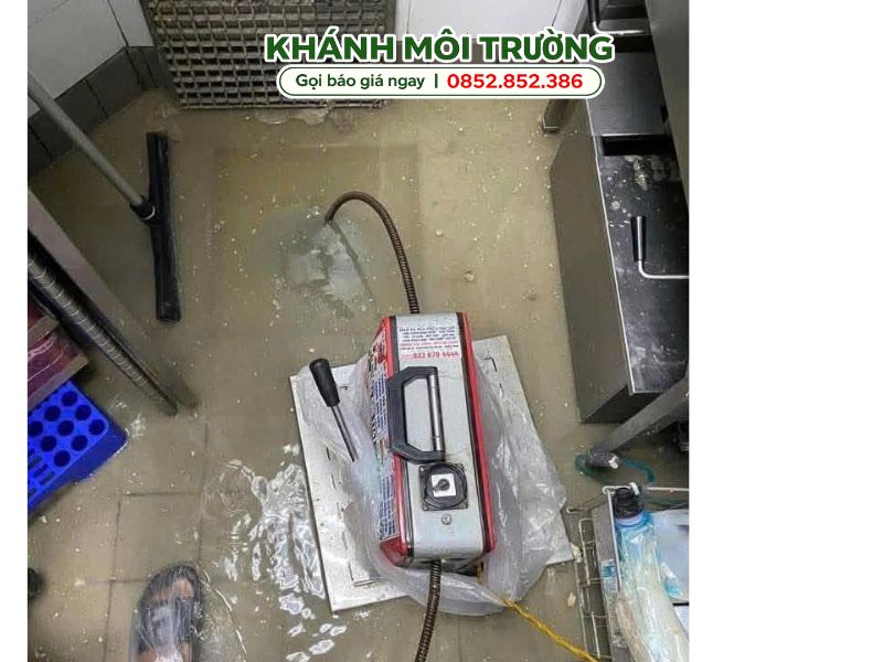 Khánh Môi Trường đang xử lý thông cống nghẹt tại khu bếp ở Bình Chánh Khánh Môi Trường đang xử lý thông cống nghẹt tại khu bếp ở Bình Chánh