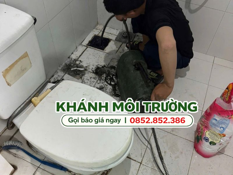 Nhân viên tại Khánh Môi Trường xử lý cống thoát nước bị nghẹt tại xã Long Hòa, huyện Cần Giờ Nhân viên tại Khánh Môi Trường xử lý cống thoát nước bị nghẹt tại xã Long Hòa, huyện Cần Giờ