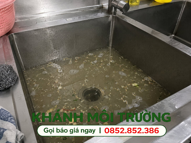 Dầu mỡ, vụn thức ăn khiến bồn rửa chén bị nghẹt Dầu mỡ, vụn thức ăn khiến bồn rửa chén bị nghẹt