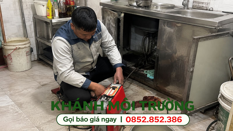 Thợ Khánh Môi Trường đang chuẩn bị máy thông lò xo thực hiện cho khách tại Quận 8