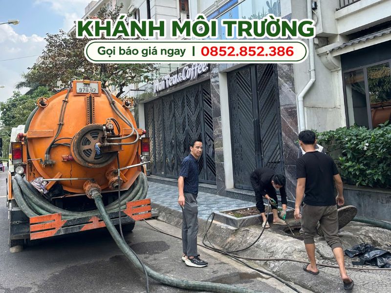 Hút hầm cầu bằng xe chân không hiện đại Hút hầm cầu bằng xe chân không hiện đại