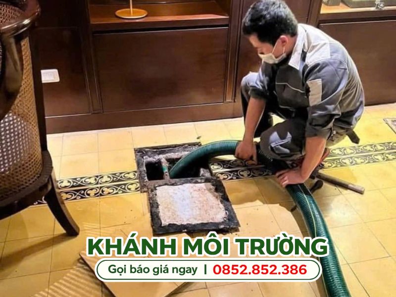 Kỹ thuật viên Khánh Môi Trường đang hút hầm cầu tại Quận 5 Kỹ thuật viên Khánh Môi Trường đang hút hầm cầu tại Quận 5