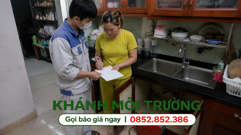 Thợ Khánh Môi Trường bàn giao cho chị Mai sau khi xử lý bồn rửa chén Thợ Khánh Môi Trường bàn giao cho chị Mai sau khi xử lý bồn rửa chén