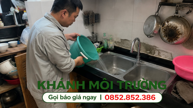 Khánh Môi Trường kiểm tra sau khi hoàn thành thông bồn rửa chén Khánh Môi Trường kiểm tra sau khi hoàn thành thông bồn rửa chén