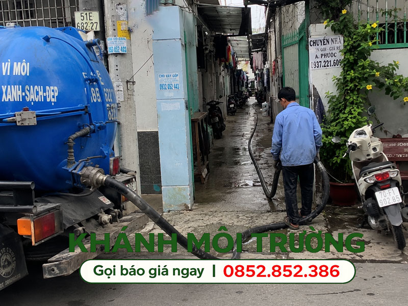 Khánh Môi Trường Xử lý sự cố hầm cầu đầy tại dãy trọ hẻm sâu đường Âu Cơ