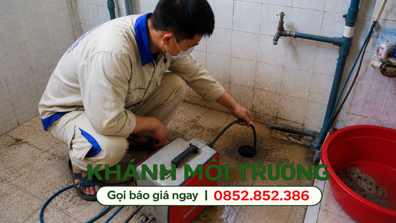 Khánh Môi Trường dùng máy lò xo xử lý cống nghẹt ở Hóc Môn