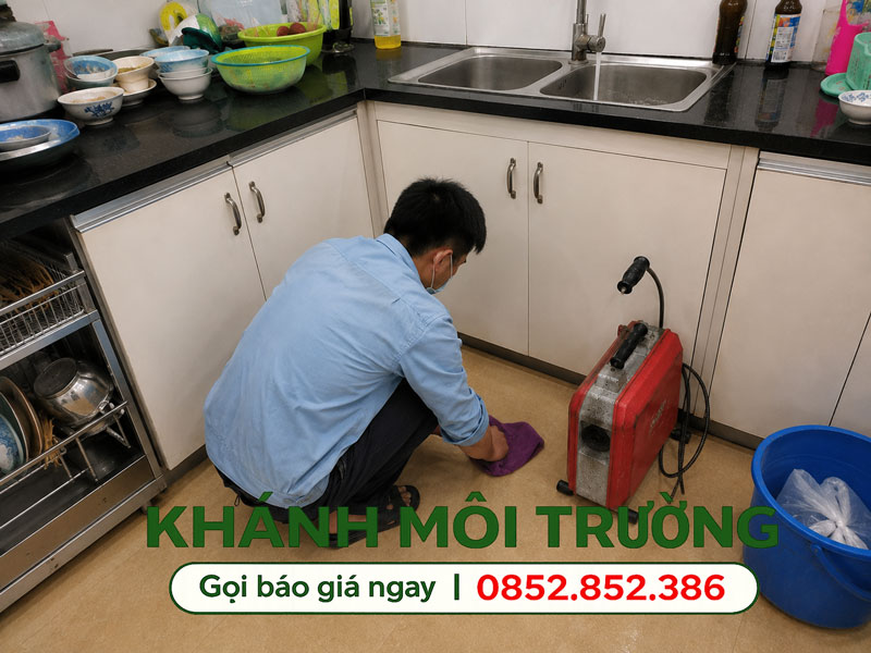 Kỹ thuật viên Khánh Môi Trường dọn dẹp sau khi hoàn thành