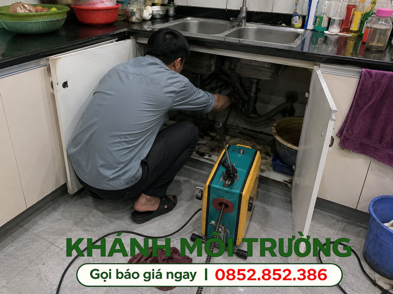 Thợ Khánh Môi Trường đang xử lý thông bồn rửa chén tại Gò Vấp Thợ Khánh Môi Trường đang xử lý thông bồn rửa chén tại Gò Vấp