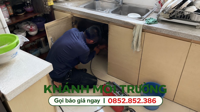 Khánh Môi Trường đang xử lý thông bồn rửa chén bị nghẹt cho hộ gia đình Khánh Môi Trường đang xử lý thông bồn rửa chén bị nghẹt cho hộ gia đình