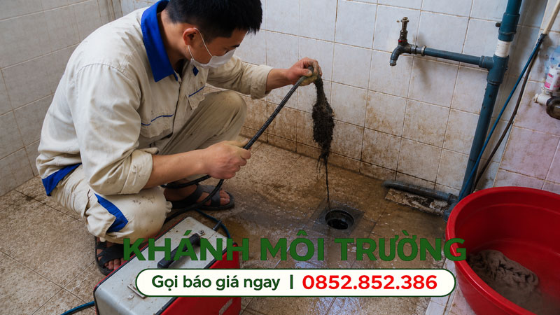 Rác thải sinh hoạt tích tụ trong cống thoát nước khiến bị nghẹt
