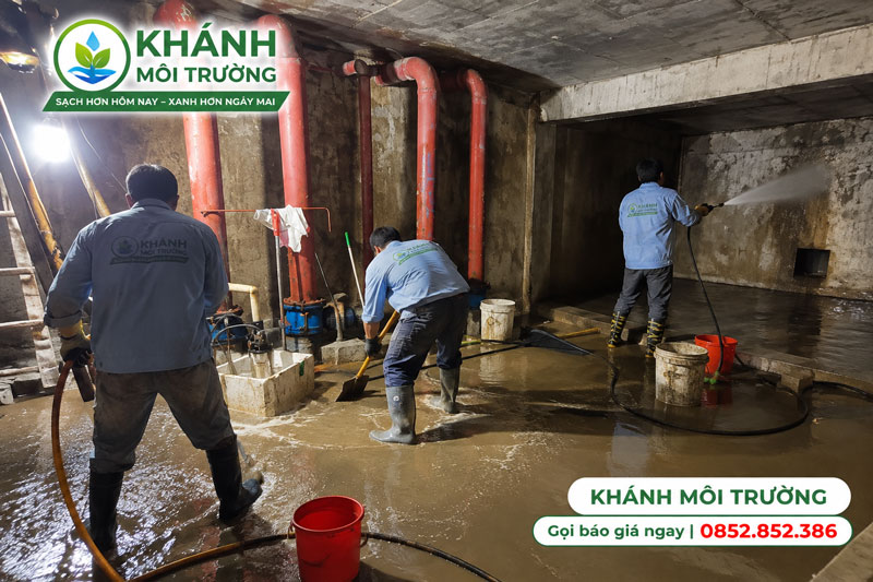 Khánh Môi Trường thau rửa bể chứa nước cho công trình lớn
